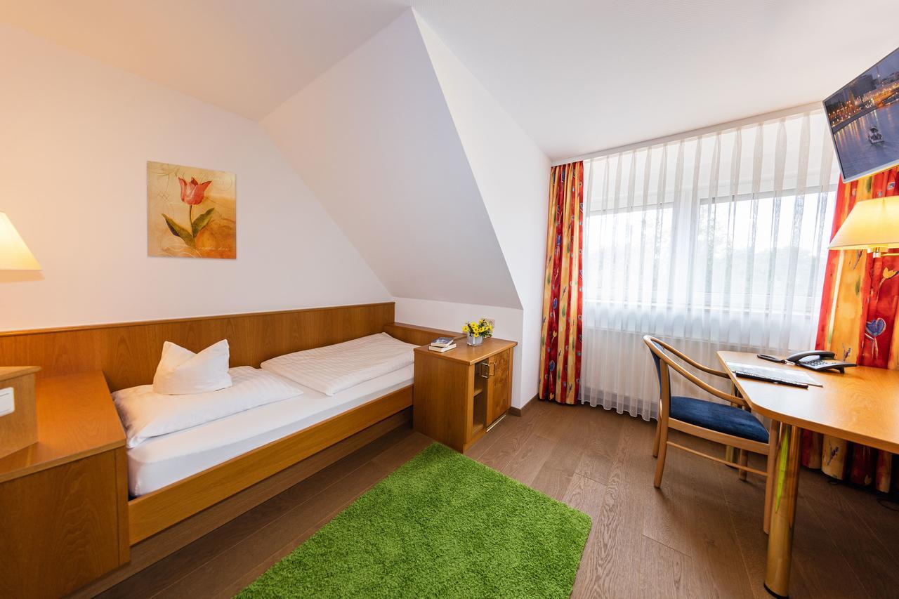 Gasthof - Hotel Zum Ochsen Gmbh Berghulen Bagian luar foto
