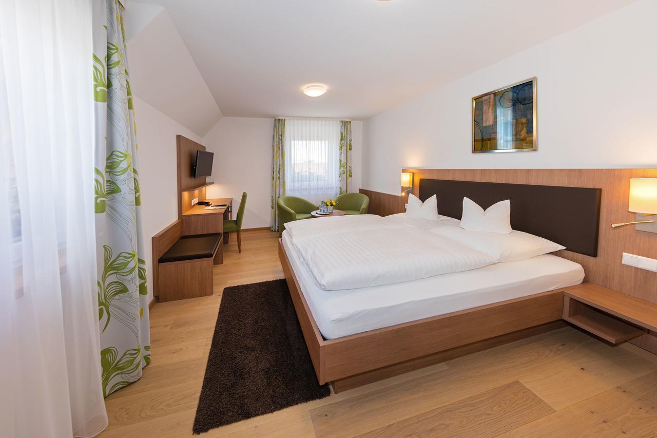 Gasthof - Hotel Zum Ochsen Gmbh Berghulen Bagian luar foto