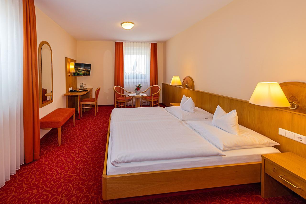 Gasthof - Hotel Zum Ochsen Gmbh Berghulen Bagian luar foto