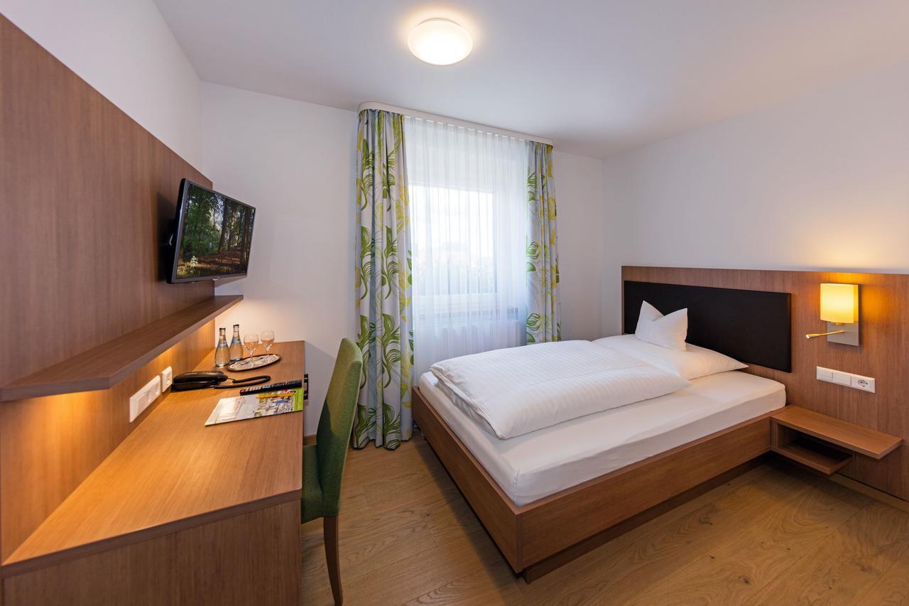 Gasthof - Hotel Zum Ochsen Gmbh Berghulen Bagian luar foto