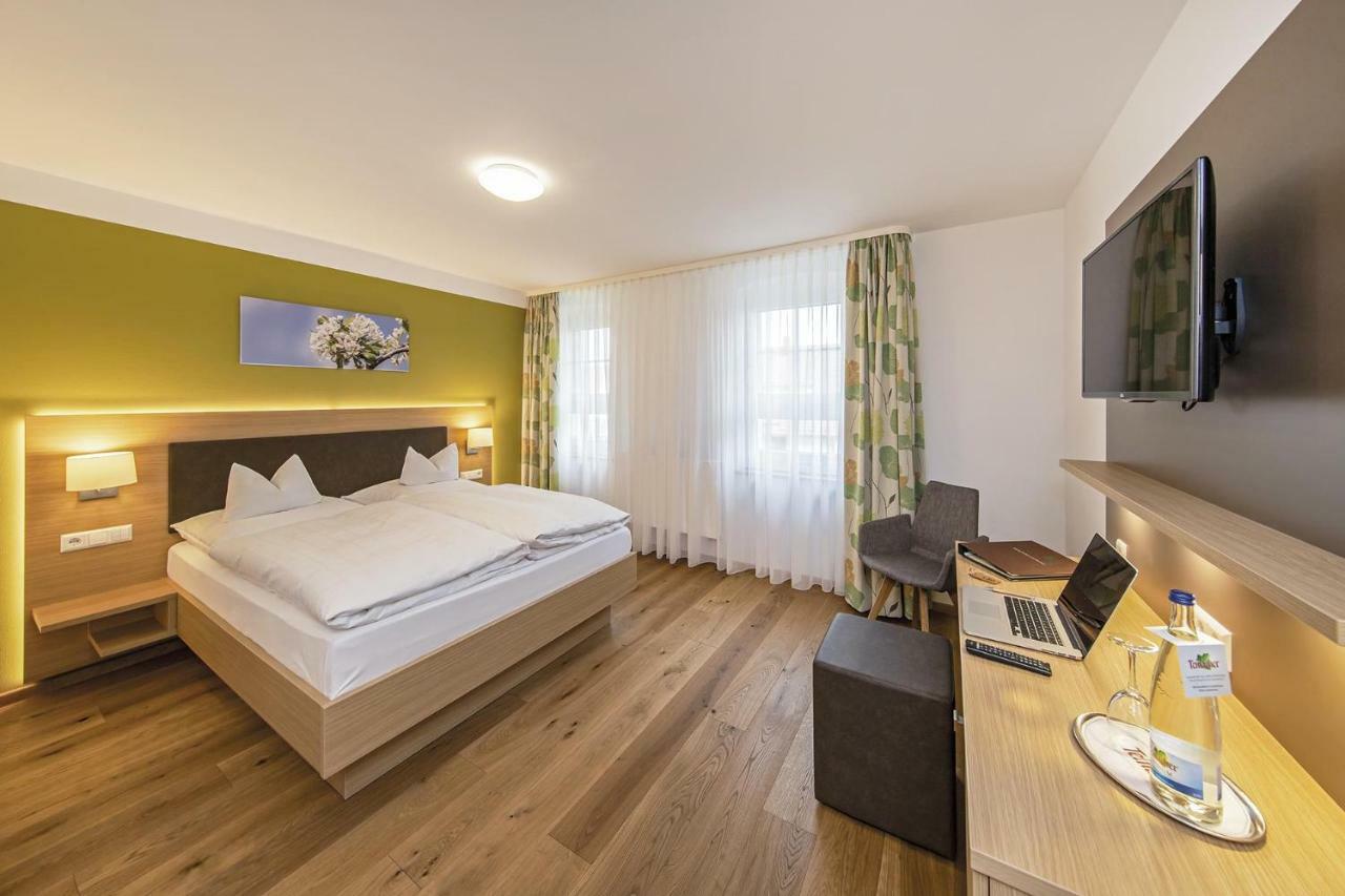 Gasthof - Hotel Zum Ochsen Gmbh Berghulen Bagian luar foto